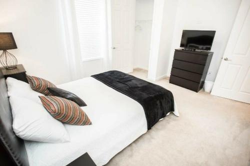Modern Vacation apartment with a lake view at Vista Cay Resort 93169 - image 14