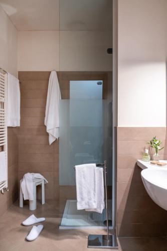 Double Room image 6