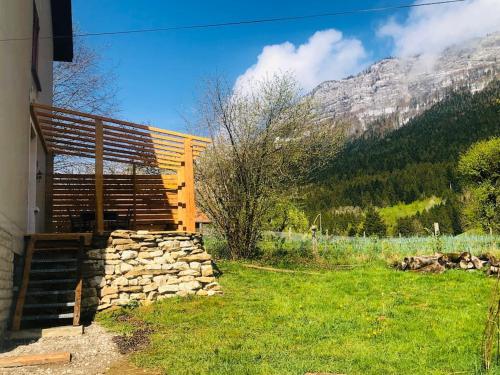 Gîte des Sisampas- Terrasse privée, vue aux montages (Gite des Sisampas- Terrasse privee, vue aux montages) in Rencurel
