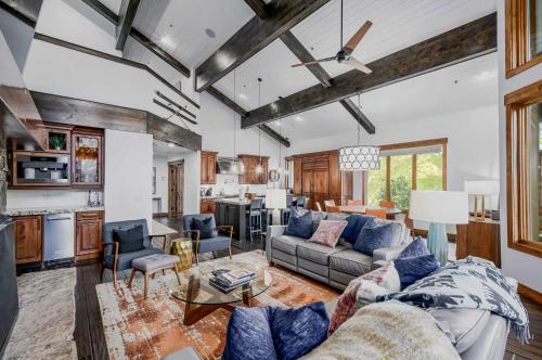 Luxury Deer Valley, Escape Hot Tub & 4 Fireplaces!