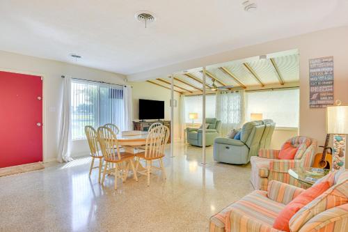 Mins from Anna Maria Island Bright Home with Pool! in Bradenton, USA