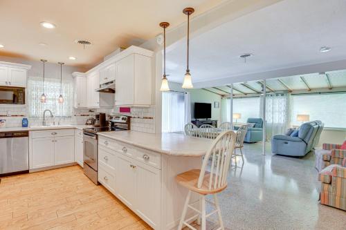 Mins from Anna Maria Island Bright Home with Pool! in Bradenton, USA