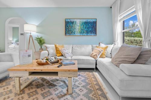 ArtHaus- Fully Stocked Kitchen and Fenced Yard in Miami, USA