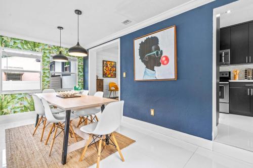 ArtHaus- Fully Stocked Kitchen and Fenced Yard in Miami, USA