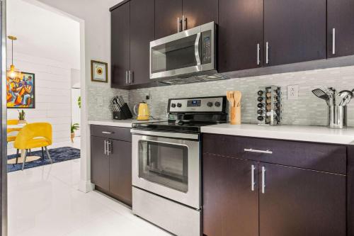 ArtHaus- Fully Stocked Kitchen and Fenced Yard in Miami, USA