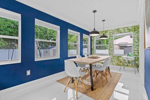 ArtHaus- Fully Stocked Kitchen and Fenced Yard in Miami, USA