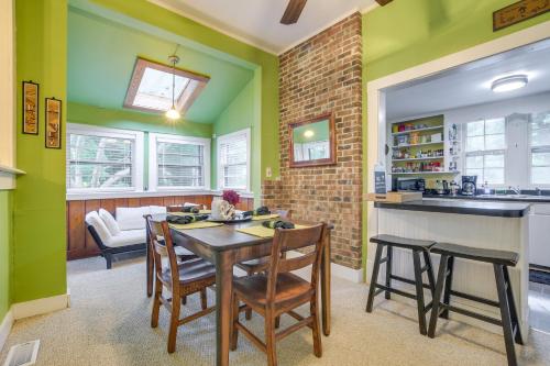 Historic Chapel Hill Bungalow 4 Mi to UNC Campus! in Chapel Hill, USA