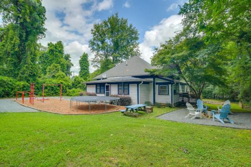 Historic Chapel Hill Bungalow 4 Mi to UNC Campus! in Chapel Hill, USA