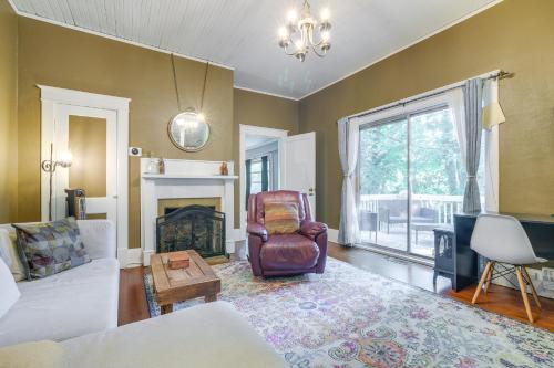 Historic Chapel Hill Bungalow 4 Mi to UNC Campus! in Chapel Hill, USA