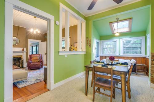 Historic Chapel Hill Bungalow 4 Mi to UNC Campus! in Chapel Hill, USA