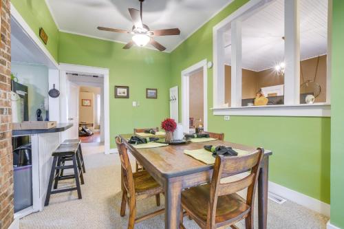 Historic Chapel Hill Bungalow 4 Mi to UNC Campus! in Chapel Hill, USA