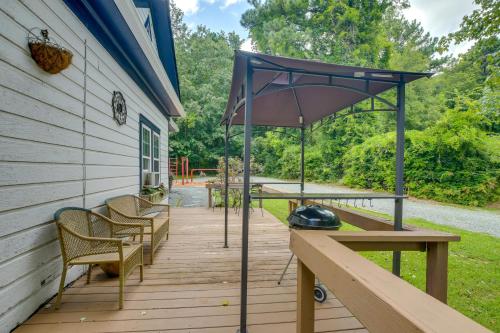 Chapel Hill Getaway with Deck about 4 Mi to UNC! in Chapel Hill, Vereinigte Staaten von Amerika