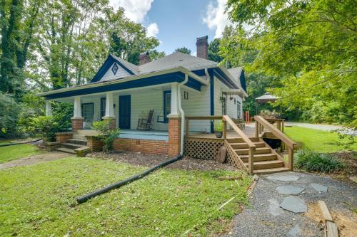 Chapel Hill Getaway with Deck about 4 Mi to UNC! in Chapel Hill, USA