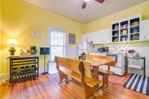 Chapel Hill Getaway with Deck about 4 Mi to UNC! in Chapel Hill, USA