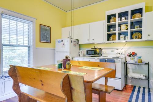Chapel Hill Getaway with Deck about 4 Mi to UNC! in Chapel Hill, USA