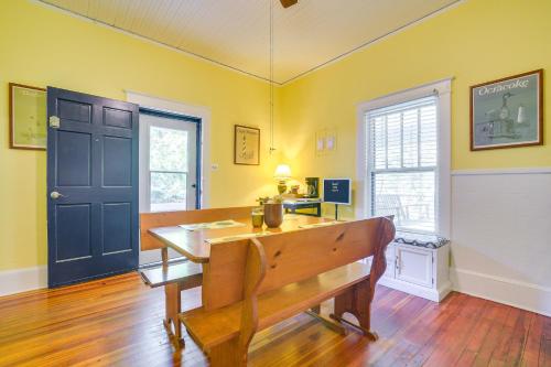 Chapel Hill Getaway with Deck about 4 Mi to UNC! in Chapel Hill, USA