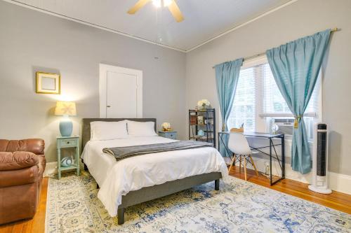 Chapel Hill Getaway with Deck about 4 Mi to UNC! in Chapel Hill, USA