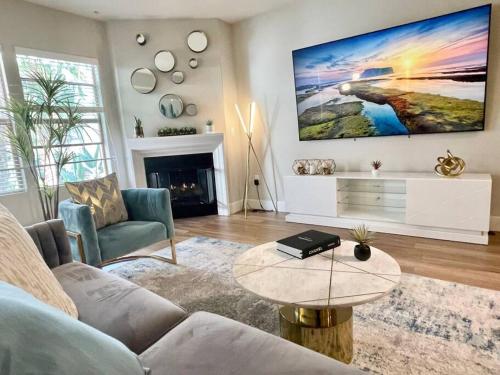 Lux One Bedroom Condo with Garden View in Los Angeles, USA