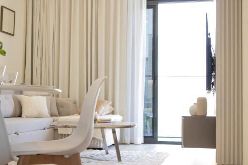 Modern 2BR Near Downtown Sleeps 6 Pool and GYM, Dubaj (zdjęcie 3)
