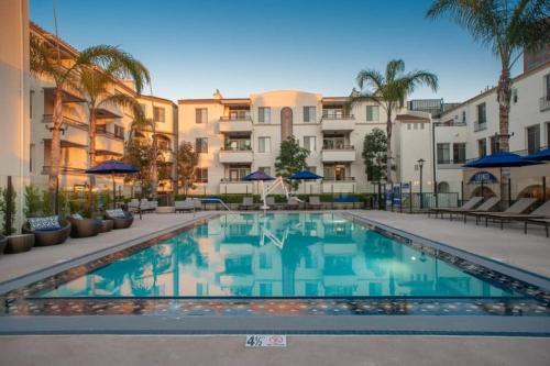 Lux One Bedroom Condo With Garden View - Santa Monica, CA