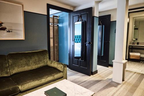 596729181 Hotel Emeline