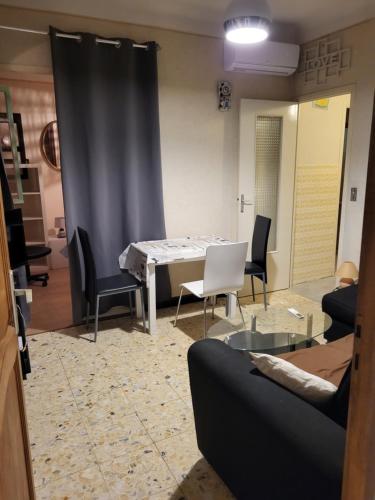 2 pieces pour 4 personnes proche tram in Cimiez