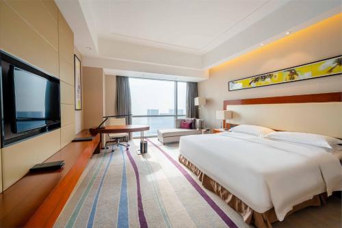 596731049 Crowne Plaza Wuxi Taihu by IHG