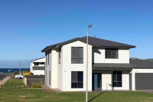 Karma Waters Beach House, 100m from beach