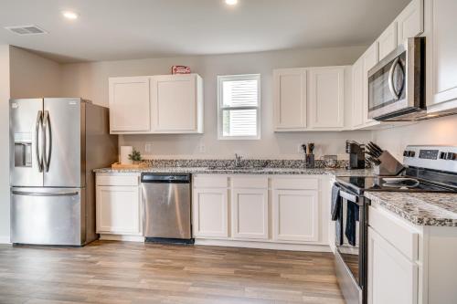 Spacious Home 8 Mi to Bernheim Arboretum! in Shepherdsville, USA