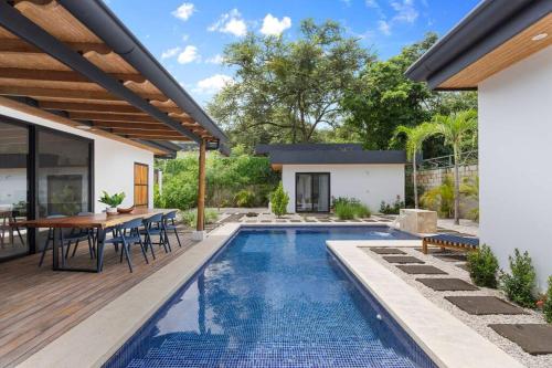 CU7 Beach Home Oasis with Private Pool and Guest House