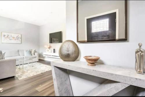 Stylish House 20 min to NYC up to 8 People in Fairview, USA