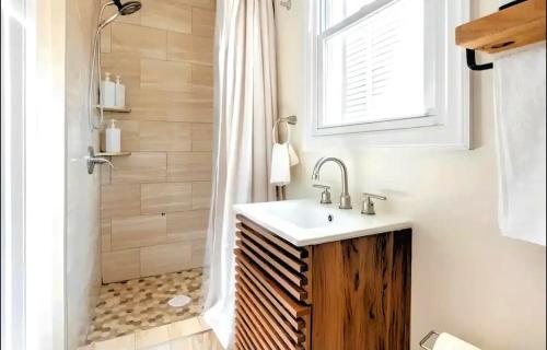 Stylish House 20 min to NYC up to 8 People in Fairview, USA