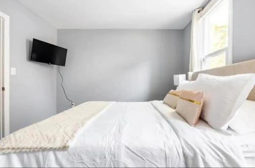 Stylish House 20 min to NYC up to 8 People in Fairview, USA