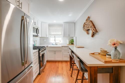 Pet-Friendly Condo about 1 Mi to Beach in Marblehead in Marblehead, USA