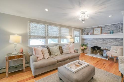 Pet-Friendly Condo about 1 Mi to Beach in Marblehead in Marblehead, USA