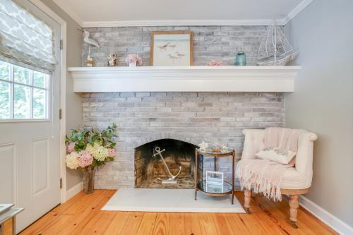Pet-Friendly Condo about 1 Mi to Beach in Marblehead in Marblehead, USA
