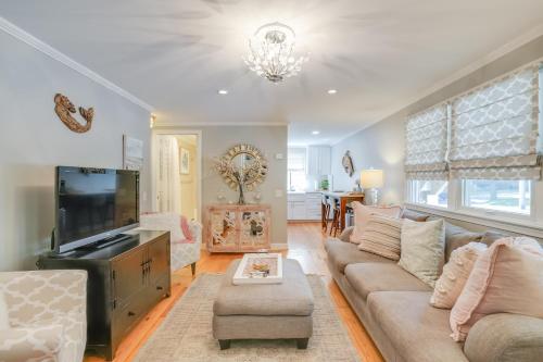 Pet-Friendly Condo about 1 Mi to Beach in Marblehead in Marblehead, USA