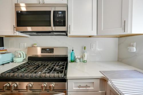 Pet-Friendly Condo about 1 Mi to Beach in Marblehead in Marblehead, USA