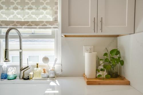 Pet-Friendly Condo about 1 Mi to Beach in Marblehead in Marblehead, USA