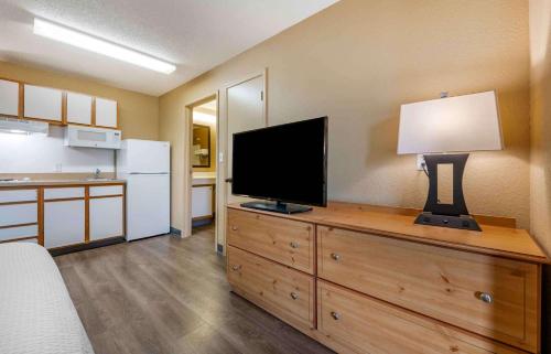 Studio with 1 King Bed - Non-Smoking image 9
