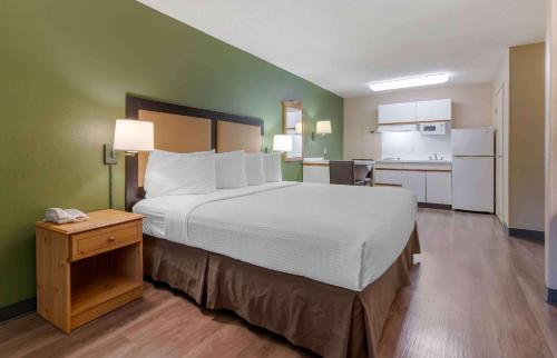 Deluxe Studio with 1 King Bed - Non-Smoking room in Extended Stay America Select Suites - Jacksonville - Southside - St. Johns Towne Ctr.