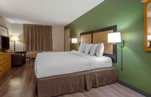 Deluxe Studio with 1 King Bed - Non-Smoking image 3