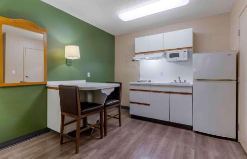 Deluxe Studio with 1 King Bed - Non-Smoking image 4
