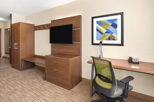 Holiday Inn Express & Suites Corning Room Type - Standard King Room