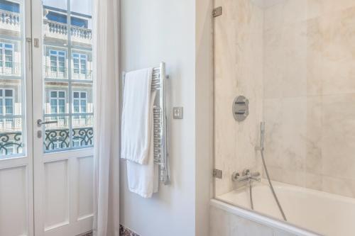 Classic Twin Room with City View image 7