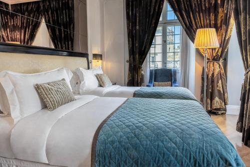Classic Twin Room with City View image 4
