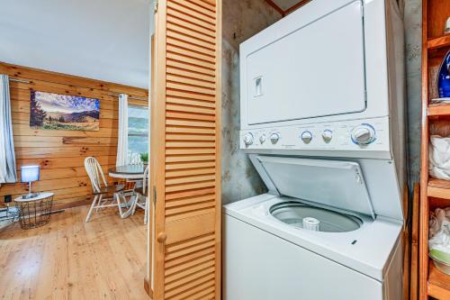 Cabin with Hot Tub, Near Smoky Mountains Natl Park! in Whittier, USA