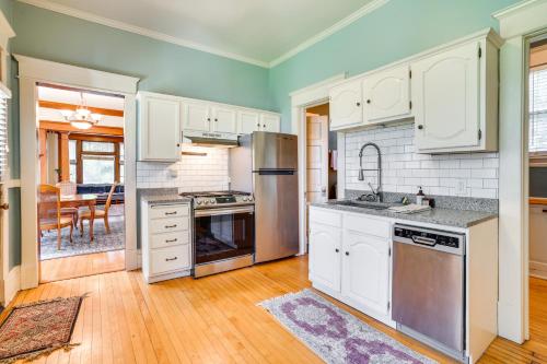 Historic Cathedral Hill Home with Shared Backyard! in Saint Paul, USA