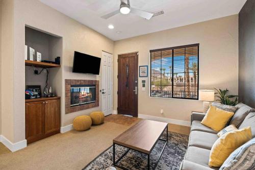 La Quinta Jewel - 1 Bedroom, Sleeps 4, Pool, Hot Tub, Mountain Views in La Quinta, USA