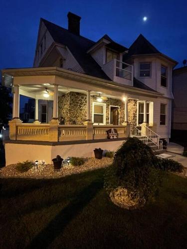 Lovely Victorian Home with Bed and Breakfast Energy in West Bergen, USA